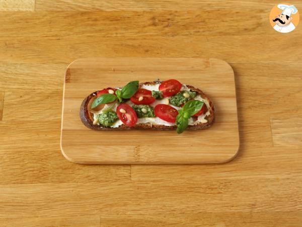 Toast mit Frischkäse, Pesto und Kirschtomaten - Zubereitung Schritt 5