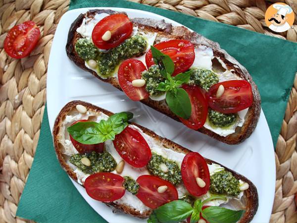 Toast mit Frischkäse, Pesto und Kirschtomaten - Zubereitung Schritt 6