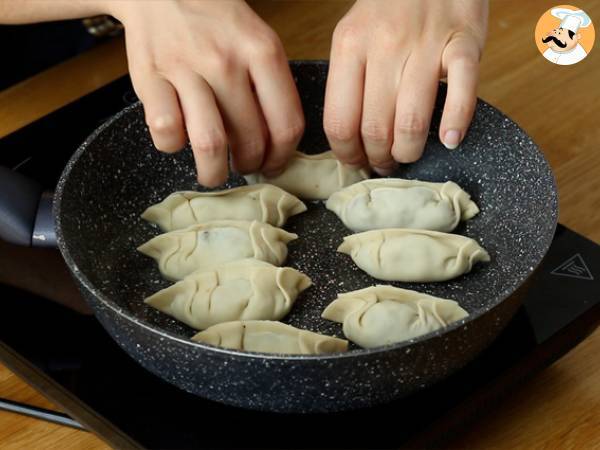 Gyoza mit Hächnchen, Karotten und Pilzen - Zubereitung Schritt 10