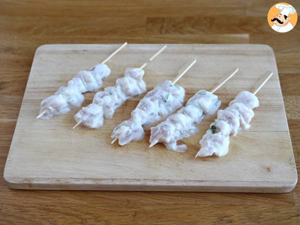 Hähnchenspieße mariniert in einer Joghurt-Zitronen-Sauce - Zubereitung Schritt 3