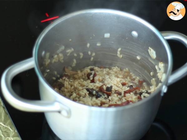 Vegetarisches Risotto mit getrockneten Tomaten und Pilzen - Zubereitung Schritt 3