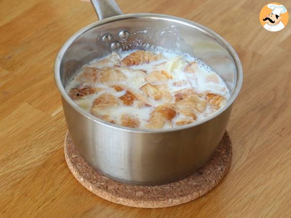 Apfel-Karamell-Pudding mit Croissants - Zubereitung Schritt 4