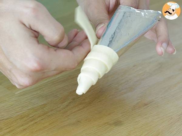 Blätterteigkegel mit Lachs und Schnittlauch - Zubereitung Schritt 3