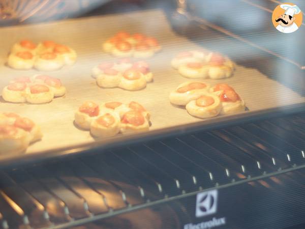 Blätterteigblüten mit Knackis - Zubereitung Schritt 4