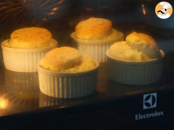 Soufflés mit geräuchertem Lachs und Frischkäse - Zubereitung Schritt 5
