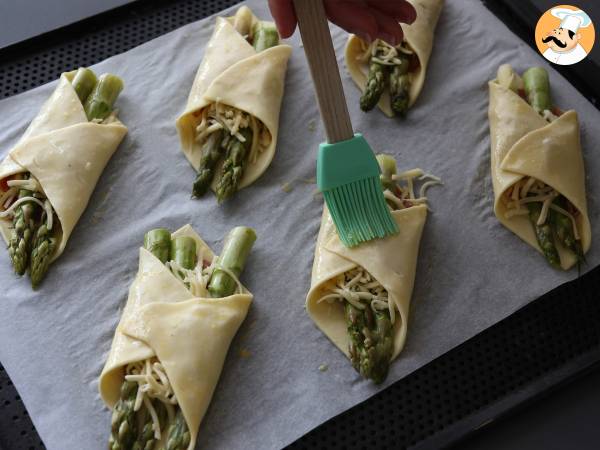 Blätterteiggebäck mit Spargel, Schinken und geschmolzenem Käse - Zubereitung Schritt 5