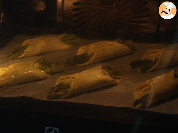 Blätterteiggebäck mit Spargel, Schinken und geschmolzenem Käse - Zubereitung Schritt 6