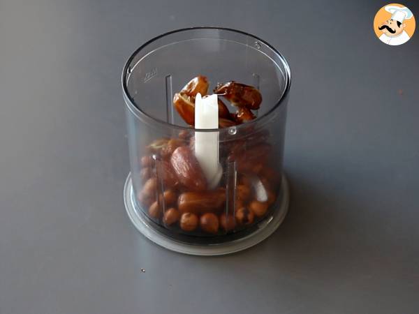 Dattel-Energiebällchen mit flüssigem Erdnussbutterkern - Zubereitung Schritt 2