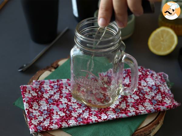 Spritz Hugo mit Holunderblüten-Sirup, ein frischer und süßer Cocktail - Zubereitung Schritt 1