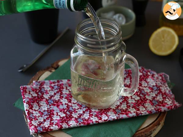 Spritz Hugo mit Holunderblüten-Sirup, ein frischer und süßer Cocktail - Zubereitung Schritt 2