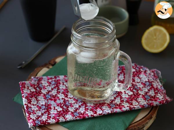Spritz Hugo mit Holunderblüten-Sirup, ein frischer und süßer Cocktail - Zubereitung Schritt 3
