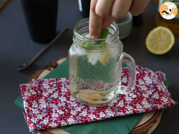 Spritz Hugo mit Holunderblüten-Sirup, ein frischer und süßer Cocktail - Zubereitung Schritt 4