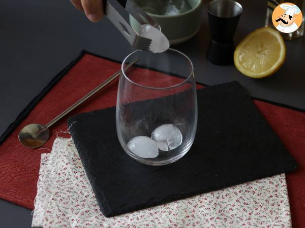 Spritz St-Germain mit Holunderblütenlikör, dem ultrafrischen Cocktail für den Sommer - Zubereitung Schritt 1