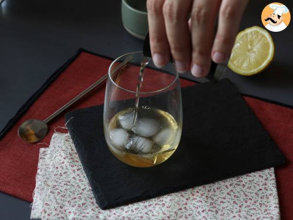 Spritz St-Germain mit Holunderblütenlikör, dem ultrafrischen Cocktail für den Sommer - Zubereitung Schritt 2