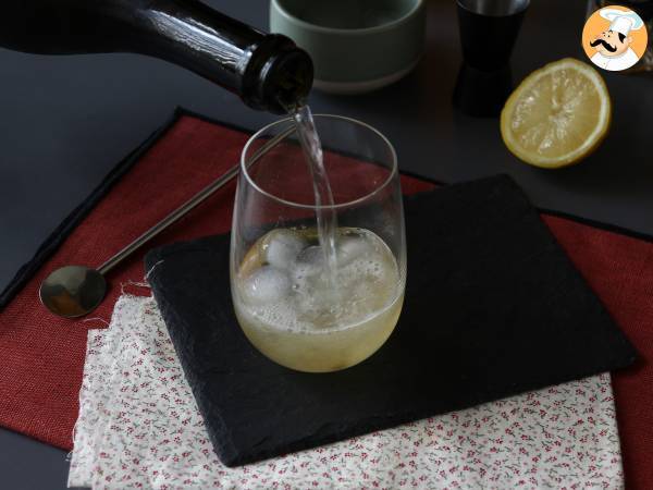 Spritz St-Germain mit Holunderblütenlikör, dem ultrafrischen Cocktail für den Sommer - Zubereitung Schritt 3