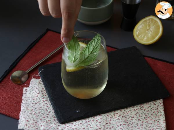 Spritz St-Germain mit Holunderblütenlikör, dem ultrafrischen Cocktail für den Sommer - Zubereitung Schritt 5