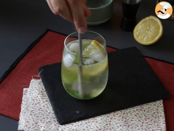 Spritz St-Germain mit Holunderblütenlikör, dem ultrafrischen Cocktail für den Sommer - Zubereitung Schritt 6