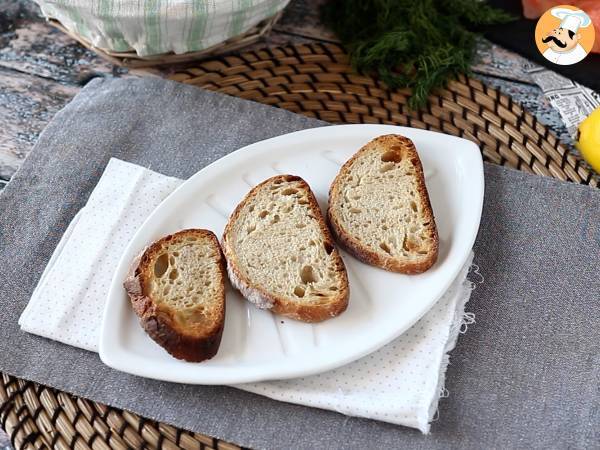 Brot mit frischem Ziegenkäse und geräuchertem Lachs - Zubereitung Schritt 2