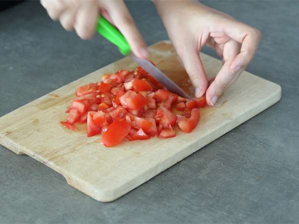 Herzhafte Muffins mit Thunfisch, Tomate und Feta : einfach und schnell - Zubereitung Schritt 1