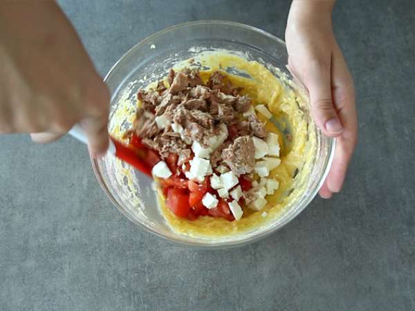 Herzhafte Muffins mit Thunfisch, Tomate und Feta : einfach und schnell - Zubereitung Schritt 3