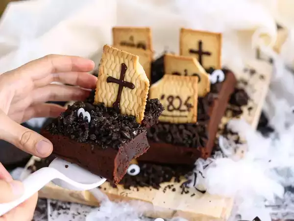 Halloween-Brownie als Friedhof : einfaches Grusel-Dessert - Zubereitung Schritt 7