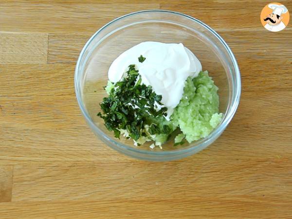 Tzatziki, die griechische Sauce mit Gurken und Joghurt - Zubereitung Schritt 4