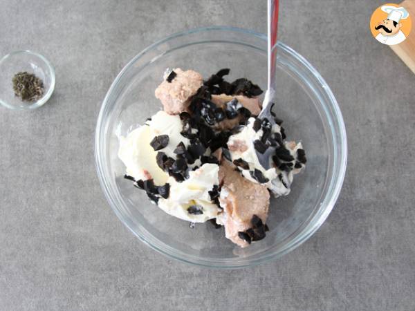 Tomaten gefüllt mit Thunfisch, Frischkäse und Oliven - Zubereitung Schritt 2