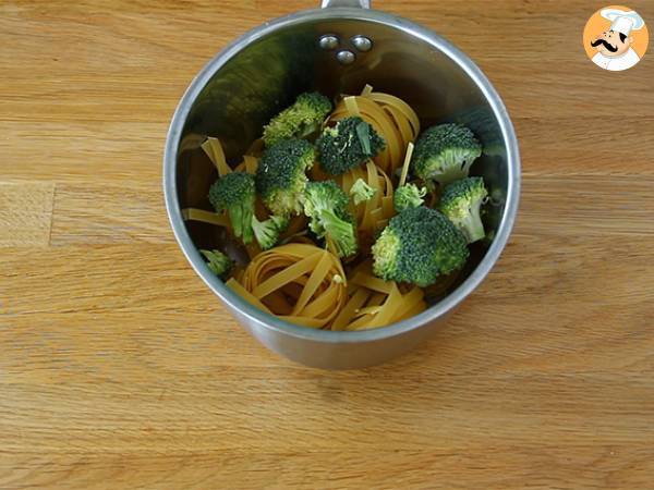 One pot pasta - Tagliatelles mit Lachs und Brokkoli - Zubereitung Schritt 1