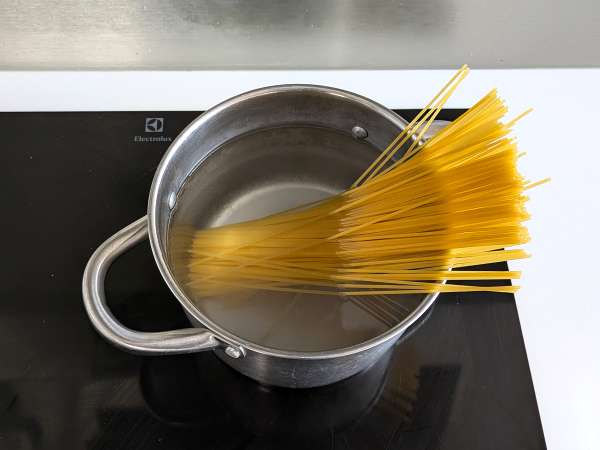 Spaghetti-Frittata aus dem Airfryer : einfach und knusprig - Zubereitung Schritt 1