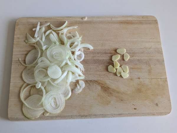 Cremige Pasta mit Zwiebeln : schnell, einfach und günstig - Zubereitung Schritt 1