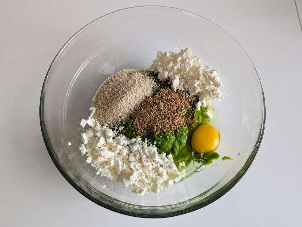 Erbsen-Feta-Bällchen aus dem Airfryer : schnell und vegetarisch - Zubereitung Schritt 4