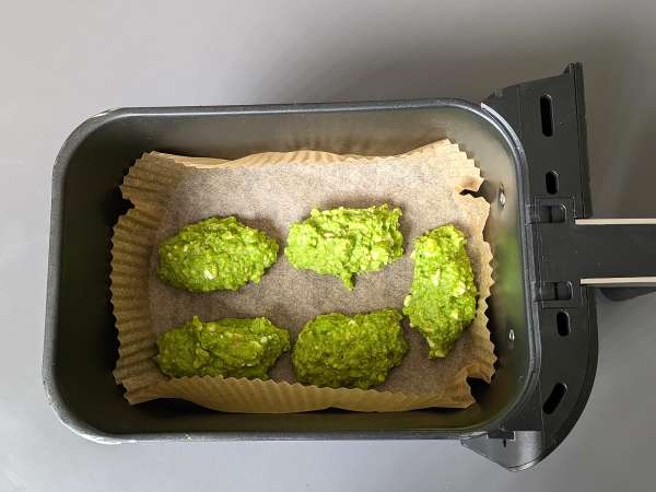 Erbsen-Feta-Bällchen aus dem Airfryer : schnell und vegetarisch - Zubereitung Schritt 7