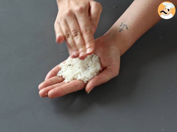 Onigiri mit Thunfisch, das kleine dreieckige Reissandwich aus Japan - おにぎり - Zubereitung Schritt 11