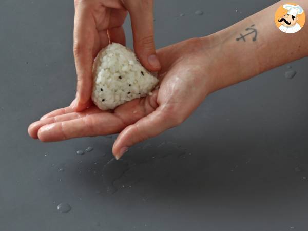 Onigiri mit Thunfisch, das kleine dreieckige Reissandwich aus Japan - おにぎり - Zubereitung Schritt 13