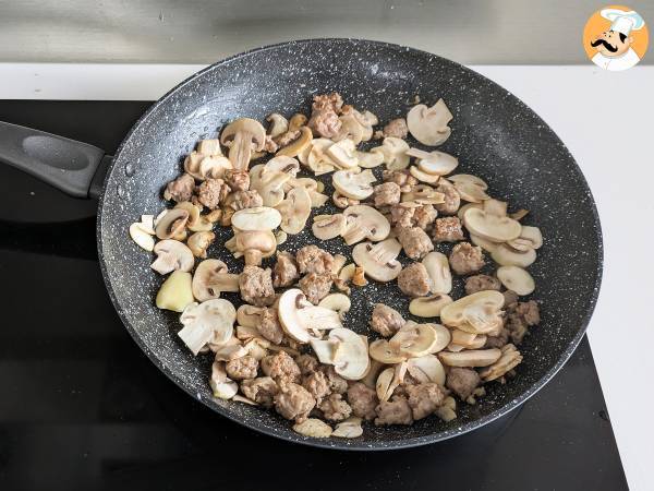 Cremige Nudeln mit Champignons und Wurst - Zubereitung Schritt 4