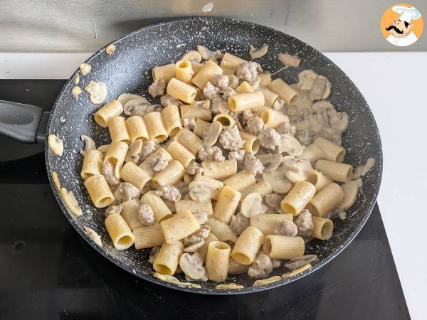 Cremige Nudeln mit Champignons und Wurst - Zubereitung Schritt 8