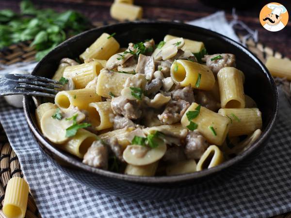 Cremige Nudeln mit Champignons und Wurst - Zubereitung Schritt 9