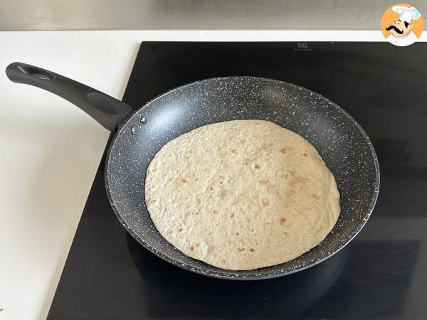 Mediterraner Wrap, gefüllt mit Hummus, Rucola, Paprika und Feta - Zubereitung Schritt 1