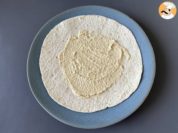 Mediterraner Wrap, gefüllt mit Hummus, Rucola, Paprika und Feta - Zubereitung Schritt 2