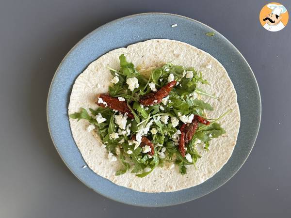 Mediterraner Wrap, gefüllt mit Hummus, Rucola, Paprika und Feta - Zubereitung Schritt 3