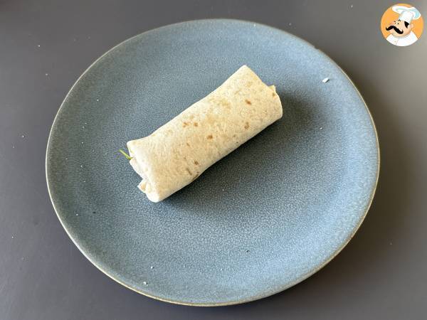 Mediterraner Wrap, gefüllt mit Hummus, Rucola, Paprika und Feta - Zubereitung Schritt 4