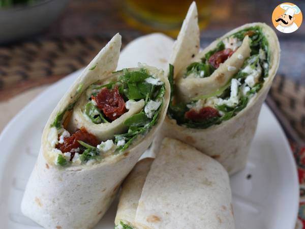 Mediterraner Wrap, gefüllt mit Hummus, Rucola, Paprika und Feta - Zubereitung Schritt 5