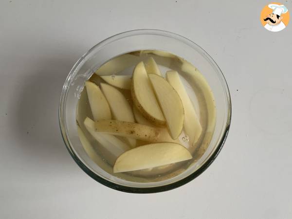 Wie macht man knusprige Pommes frites in der Heißluftfritteuse? - Zubereitung Schritt 3