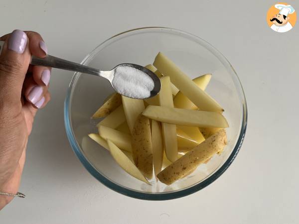 Wie macht man knusprige Pommes frites in der Heißluftfritteuse? - Zubereitung Schritt 5