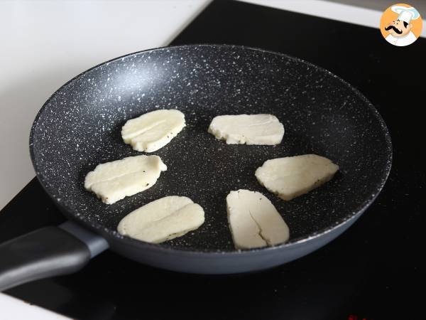 Gebackener Halloumi in der Pfanne als süß-salzige Version mit Honig und Rosmarin - Zubereitung Schritt 3