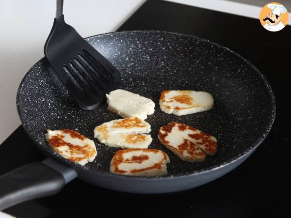Gebackener Halloumi in der Pfanne als süß-salzige Version mit Honig und Rosmarin - Zubereitung Schritt 4
