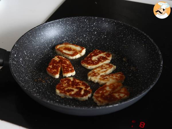Gebackener Halloumi in der Pfanne als süß-salzige Version mit Honig und Rosmarin - Zubereitung Schritt 5