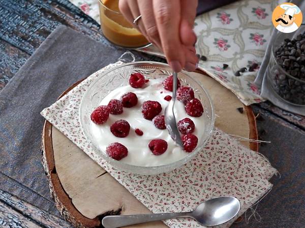 Skyr bowl mit roten Früchten, Erdnussbutter und Schokolade - Zubereitung Schritt 2