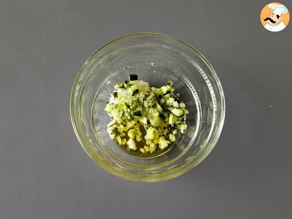 Griechischer Joghurt, Gurken- und Zwiebelsauce - Zubereitung Schritt 1