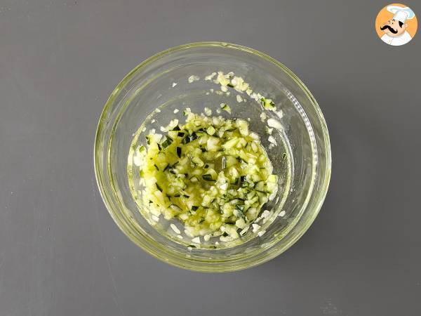Griechischer Joghurt, Gurken- und Zwiebelsauce - Zubereitung Schritt 2